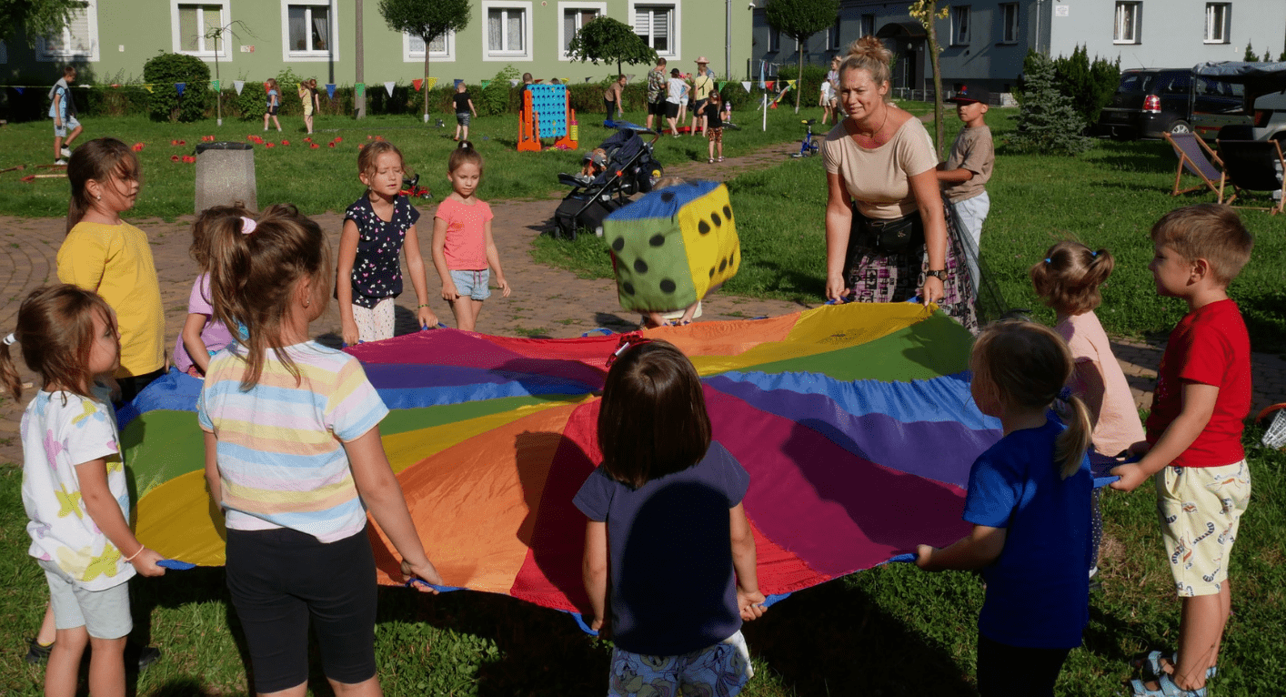 Zdjęcie przedstawia komputer, na ekranie wyświetlają się wartości liczbowe.