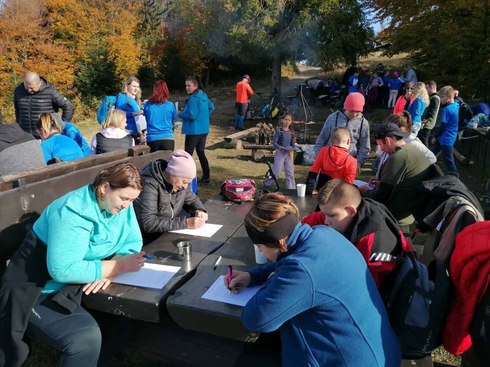 Zdjęcie przedstawia komputer, na ekranie wyświetlają się wartości liczbowe.